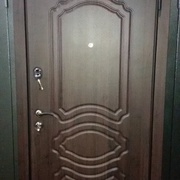 Металлические и межкомнатные двери в широком ассортименте. 